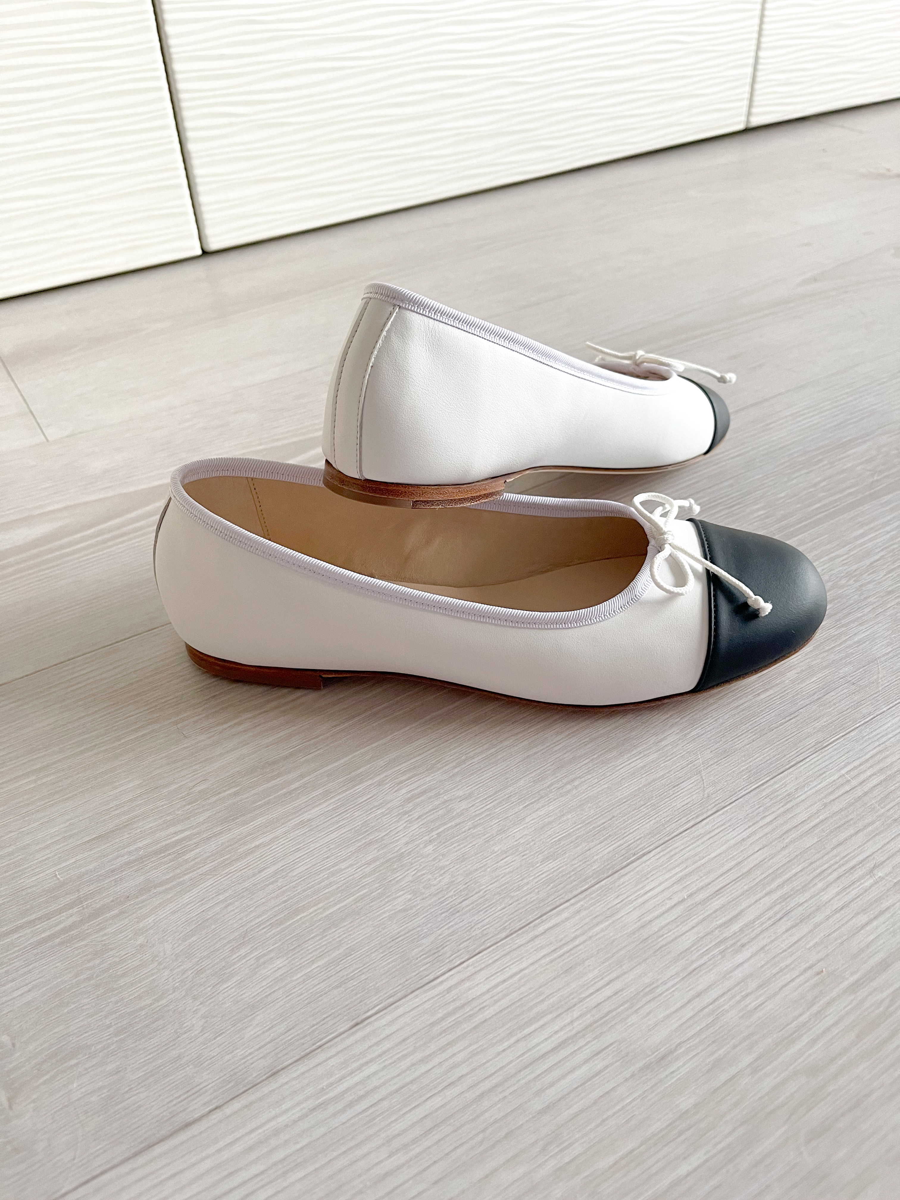 Classy Black / White Ballerinas 1